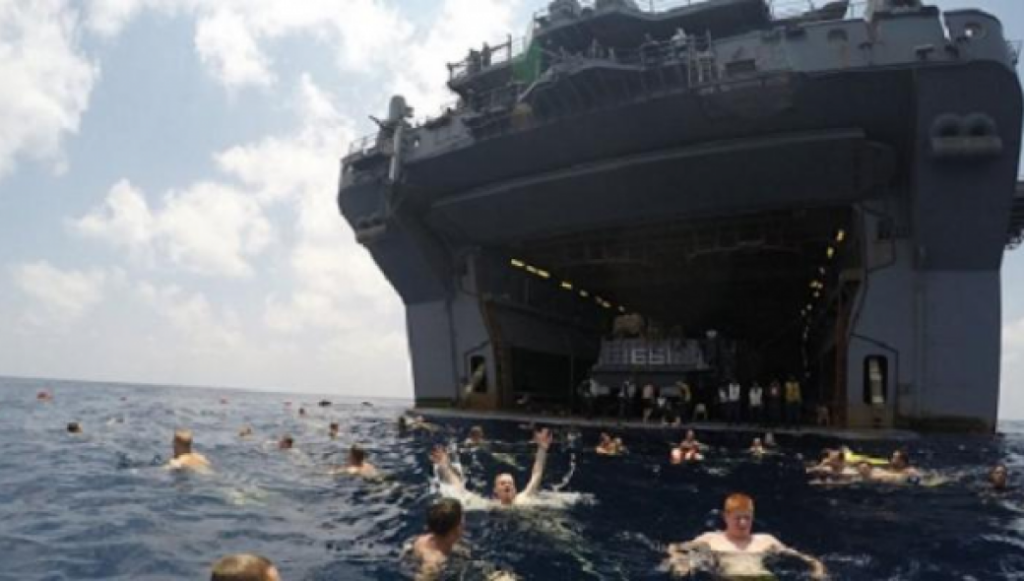 Αυτά κάνουν στον ωκεανό για διασκέδαση οι ναύτες στο αμερικανικό Ναυτικό [φωτό]