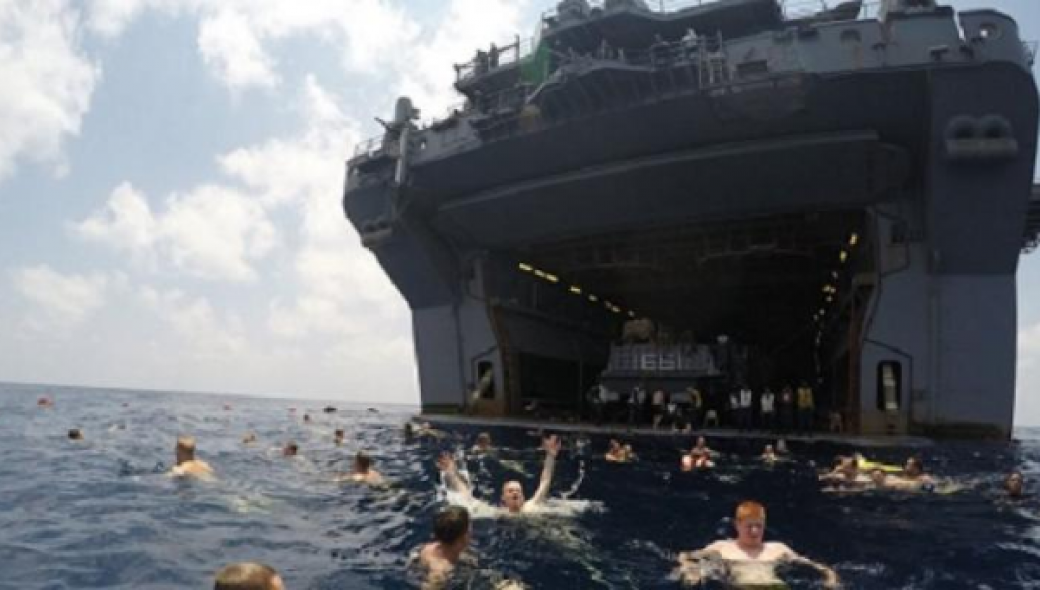 Αυτά κάνουν στον ωκεανό για διασκέδαση οι ναύτες στο αμερικανικό Ναυτικό [φωτό]