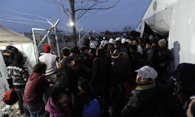 Ειδομένη: Άνοιξε η ουδέτερη ζώνη – Πεντακόσιοι πέρασαν 10.000 παραμένουν!