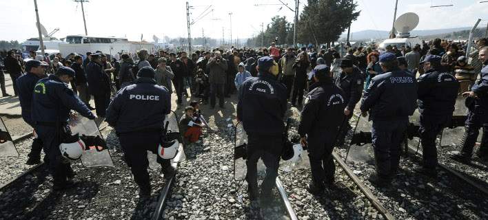 Ειδομένη: Πώς μοιράζεται το “μαγικό” χαρτάκι στους πρόσφυγες για την είσοδό τους στα Σκόπια [φωτό]