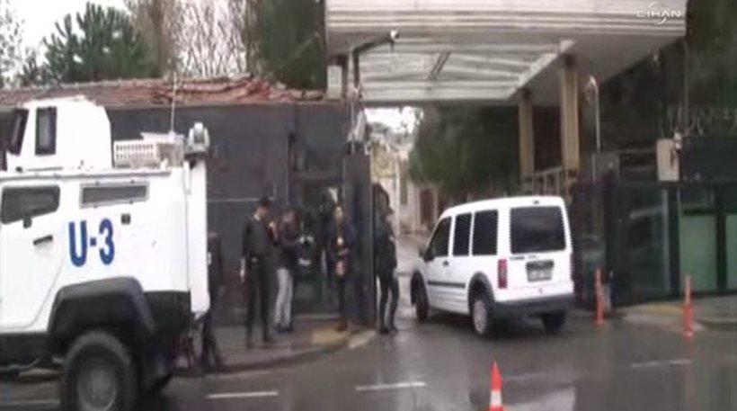 Δύο γυναίκες επιτέθηκαν με πυροβολισμούς σε αστυνομικό τμήμα της Κωνσταντινούπολης (βίντεο)