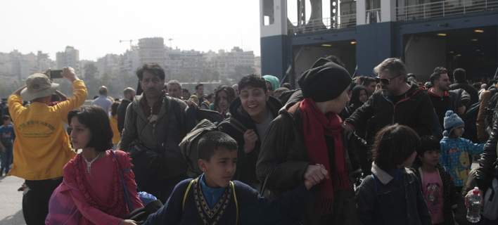 Στον Πειραιά έφτασαν δύο πλοία με 975 πρόσφυγες και “λάθρο”