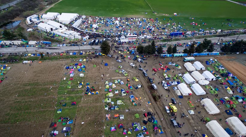 Εικόνες που τρομάζουν- Το “χάος” με τους λαθρομετανάστες στην Ειδομένη από ψηλά (βίντεο)