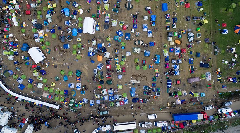 «Παραγκούπολη» 15.000 λαθρομεταναστών και προσφύγων στην Ειδομένη (φωτό)