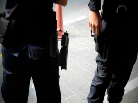 Αστυνομικός έσπασε στο ξύλο γυναίκα συνάδελφό του