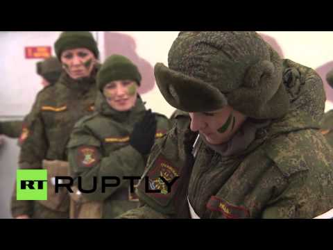 Επίδειξη ικανοτήτων από τις γυναίκες του ρωσικού στρατού για τον εορτασμό της Παγκόσμιας Ημέρας της Γυναίκας [βίντεο]