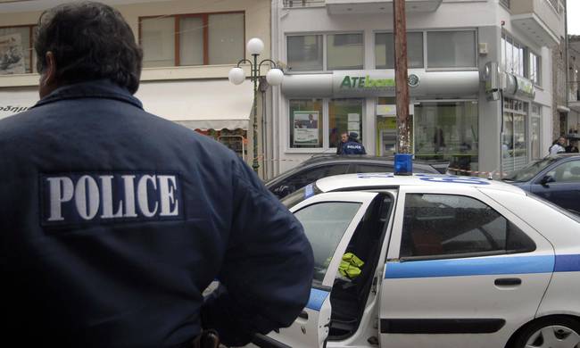 Θρίλερ στα Λεχαινά: Άνδρας απειλεί να αυτοπυρποληθεί