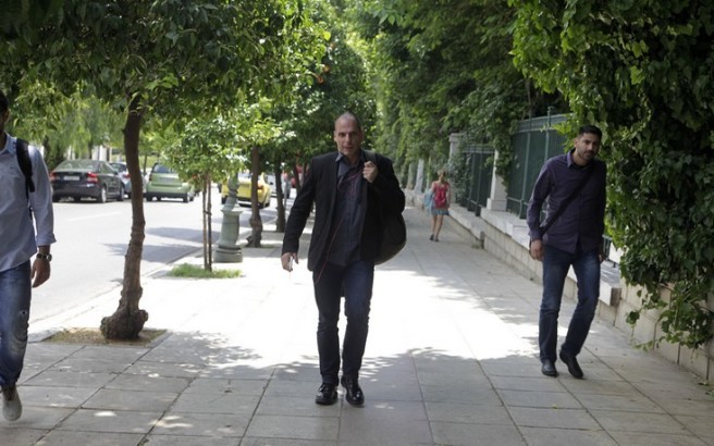 Διαψεύδει εισβολή ενόπλου στην πολυκατοικία του ο Βαρουφάκης; «Ούτε φρουρό δεν έχω»