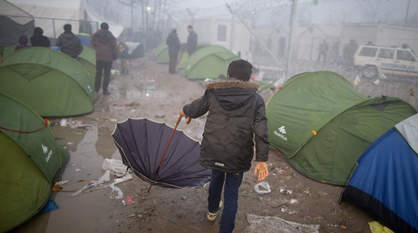 Εκλεισαν την Βαλκανική Οδό για τους πρόσφυγες – Δέρνονται μεταξύ τους στην Ειδομένη (φωτό & βίντεο) (upd)