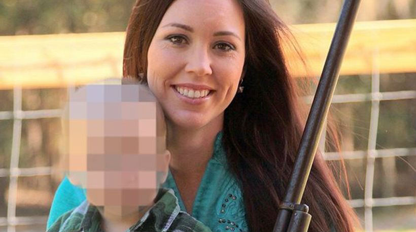 Μητέρα πανηγύριζε για την οικειότητα του 4χρονου γιου της με τα όπλα… αλλά αυτός την πυροβόλησε με ένα 45άρι