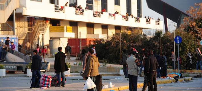 Συμμορίες, ναρκωτικά και αλκοόλ στο Ελληνικό με τους λαθρομετανάστες [φωτό]