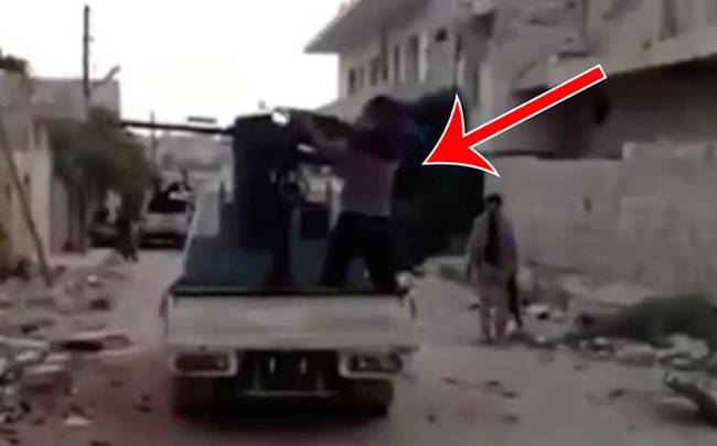 Ο τζιχαντιστής – περίγελος του διαδικτύου: Φώναζε «Αλλάχου Ακμπάρ» και… (vid)