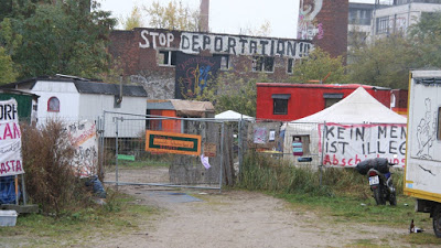 Γερμανία: Αριστεροί “αντιφασίστες” αρνούνται να παραδώσουν τον υπό κατάληψη χώρο που μένουν για να μείνουν μέσα πρόσφυγες! [βίντεο]