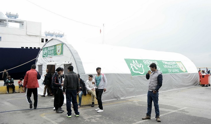 Αρνούνται να φύγουν από τον Πειραιά λαθρομετανάστες και πρόσφυγες