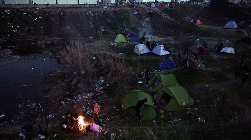 “Κόλαση” στην Ειδομένη: Εγκλωβισμένοι σε λάσπη και κρύο 13.000 πρόσφυγες (φωτό)