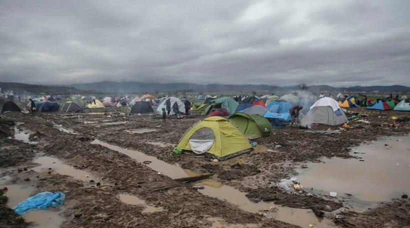 Ειδομένη: Οι πρόσφυγες πνίγονται στη λάσπη και η ΕΕ κλείνει τα σύνορα