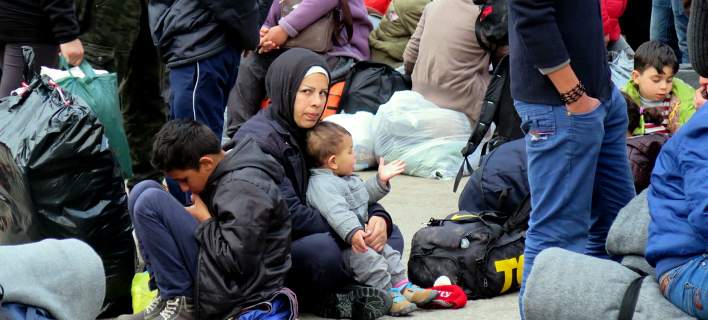Πειραιάς: 3 λεωφορεία με 162 πρόσφυγες και λαθρομετανάστες αναχωρούν για την Κόνιτσα