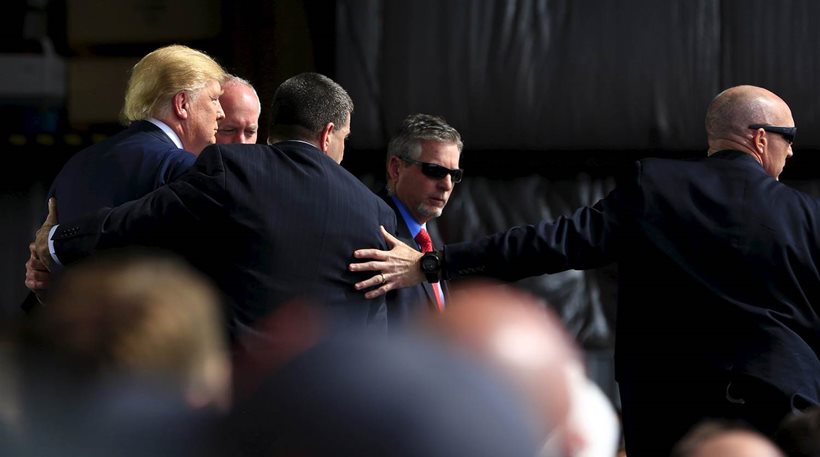 Ν.Τράμπ: Νέο βίντεο από τη στιγμή που άνδρες της προσωπικής του ασφάλειας τον περικυκλώνουν εξαιτίας εισβολέα