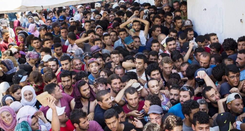 Εξαγριωμένοι αλλοδαποί κατευθύνονται στην Αθήνα – Έστειλαν περιπολικά να τους παρακαλέσουν να γυρίσουν πίσω!