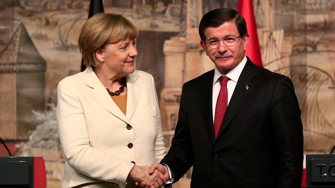 Απίστευτο φιάσκο: Τα πλοία του ΝΑΤΟ που έφερε η κυβέρνηση στο Αιγαίο έλαβαν εντολή να μεταφέρουν λάθρο και πρόσφυγες μόνο στην Ελλάδα!