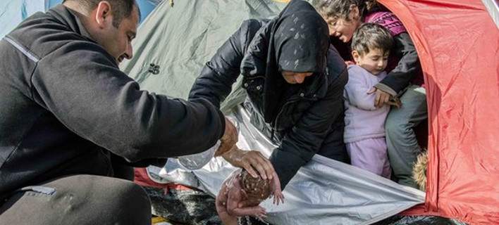 Guardian: Mεταφέρονται οι πρόσφυγες από την Ειδομένη