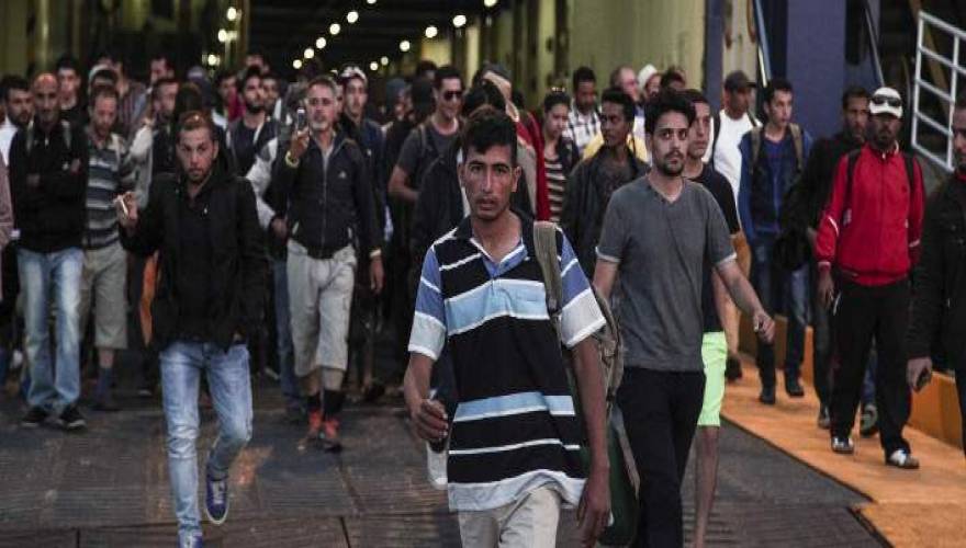 Πάνω από 2.500 λάθρο – πρόσφυγες στο λιμάνι του Πειραιά  – Τους μεταφέρουν σε κέντρα διαμονής