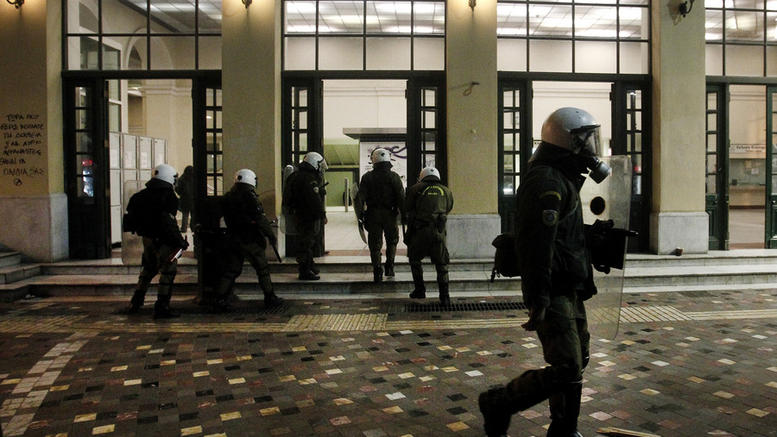 Κουκουλοφόροι «χτύπησαν» και το Μετρό στο Μοναστηράκι