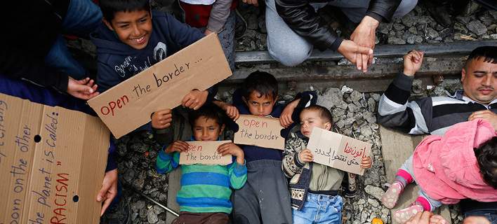 Μικρά παιδιά, ξαπλωμένα στις ράγες στην Ειδομένη -Διαμαρτυρία για να ανοίξουν τα σύνορα (βίντεο)