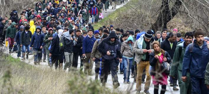 Άγνωστος μοίρασε χαρτιά στους πρόσφυγες-λάθρο λέγοντας ότι τα σύνορα είναι ανοικτά