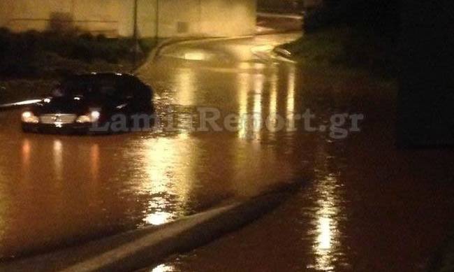 Πλημμύρισε η είσοδος στα Καμμένα Βούρλα από την κακοκαιρία- Εγκλωβίστηκε οδηγός (φωτό)