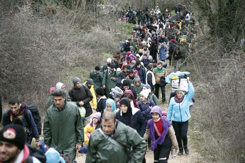 500 πρόσφυγες προσπαθούν να βρουν πέρασμα στα σύνορα  – Τους παρακολουθεί η αστυνομία [φωτό, βίντεο]