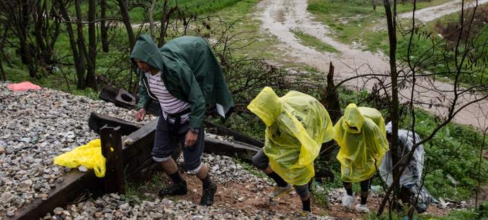 Eιδομένη: Πρόσφυγες φεύγουν με τα πόδια -Ψάχνουν πέρασμα μέσα από το φράχτη
