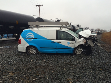 Εμπορική αμαξοστοιχία συμπαρασύρει μικρό φορτηγό που είχε ακινητοποιηθεί στις ράγες (βίντεο)