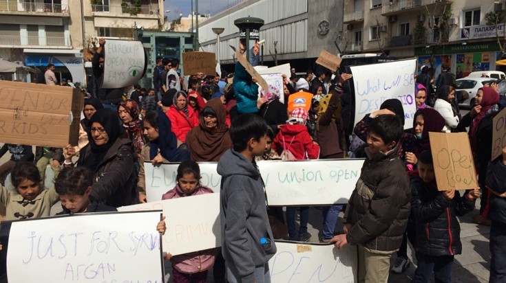 Αγανάκτηση από τους εγκλωβισμένους Αφγανούς της πλατείας Βικτωρίας