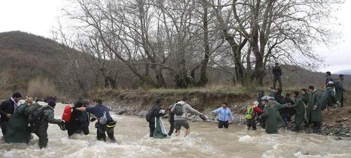 Δείτε το βίντεο από τη χθεσινή απόδραση των προσφύγων προς τα Σκόπια (βίντεο)