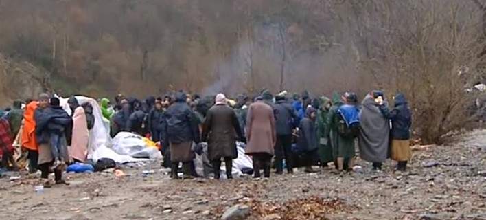 800 πρόσφυγες πέρασαν το φράχτη στα Σκόπια- 400 εγκλωβίστηκαν λίγα μέτρα πριν (φωτό)