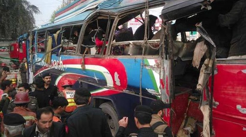 Πακιστάν: Τουλάχιστον 15 νεκροί από έκρηξη παγιδευμένου με εκρηκτικά λεωφορείου