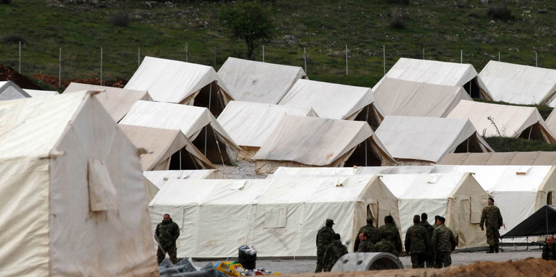 Οι ΕΔ στην υπηρεσία των αλλοδαπών κατασκευάζουν χώρους διαμονής – Αφγανοί: «Δεν πάμε, θα πάμε όπου θέλουμε εμείς»