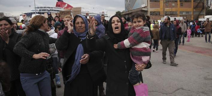 Το έριξαν στον χορό οι πρόσφυγες-λάθρο στο λιμάνι του Πειραιά