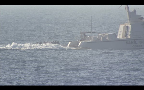 Η τουρκική Ακτοφυλακή χτυπάει πρόσφυγες-λάθρο με ξύλα για να τους βυθίσει στα ελληνικά χωρικά ύδατα! (φωτό, βίντεο)