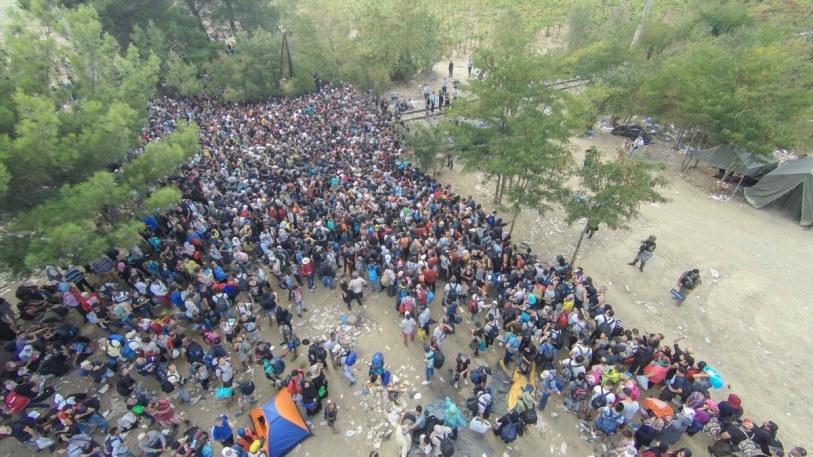 Το φυλλάδιο που μοιράζουν στους λαθρομετανάστες της Ειδομένης: “Τα σύνορα είναι κλειστά – Ελάτε στα στρατόπεδα που έχει φαγητό και κρεβάτια” [φωτό]