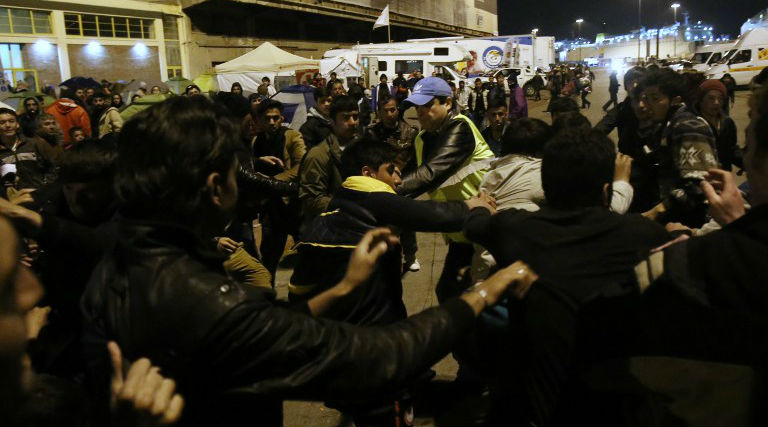 Πρόσφυγες και “λάθρο” σφάζονται, βιάζουν και μεταφέρουν επικίνδυνες ασθένειες – Υπό απειλή οι Έλληνες στην ίδια τους τη χώρα
