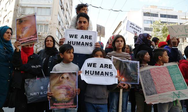 Πρόσφυγες-λάθρο ξεσηκώθηκαν και διαδήλωσαν: ”Ανοίξτε τα σύνορα”