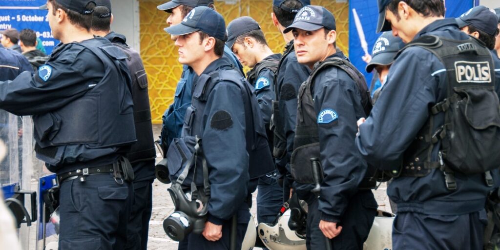 Οι πρώτοι Τούρκοι χωροφύλακες στην Χίο – Έφτασαν για την “επίβλεψη” μιας συμφωνίας που κανείς δεν γνωρίζει εάν θα τηρηθεί!