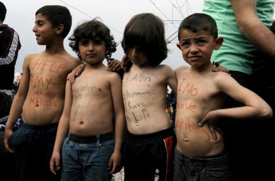 Πρόσφυγες και “λαθρο” της Ειδομένης ξεσπούν και κλείνουν τη σιδηροδρομική γραμμή [φωτό]