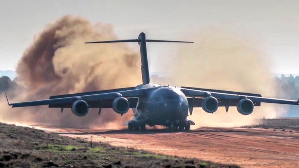 C-17 προσγειώνεται σε πρόχειρο αεροδιάδρομο και ξεφορτώνει AH-64 [βίντεο]