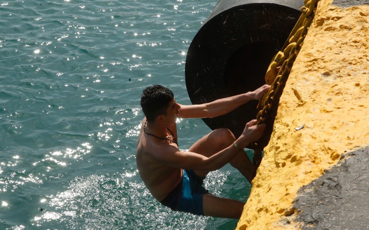 Πρόσφυγες και “λάθρο” έκαναν μπάνιο στο λιμάνι του Πειραιά! [φωτό]