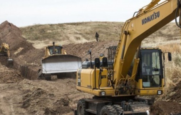 Οι Κούρδοι της Συρίας φτιάχνουν οχυρωματικούς τάφρους στα σύνορα με την Τουρκία