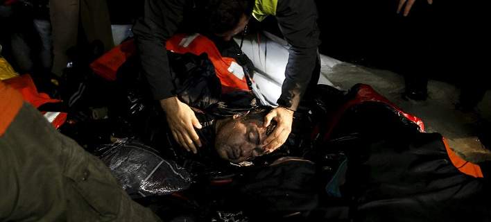 Daily Mail: Πρόσφυγες ποδοπατήθηκαν για να αποβιβαστούν στη Λέσβο -Νεκροί 2 άντρες (Σκληρές φωτό)