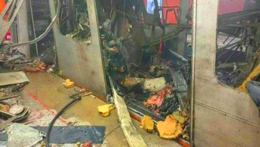 Οτι απέμεινε από το σώμα ενός επιβάτη (;) μέσα στο βαγόνι του μετρό στις Βρυξέλλες (σκληρές φωτό, βίντεο) – 28 νεκροί, 55 τραυματίες (upd)